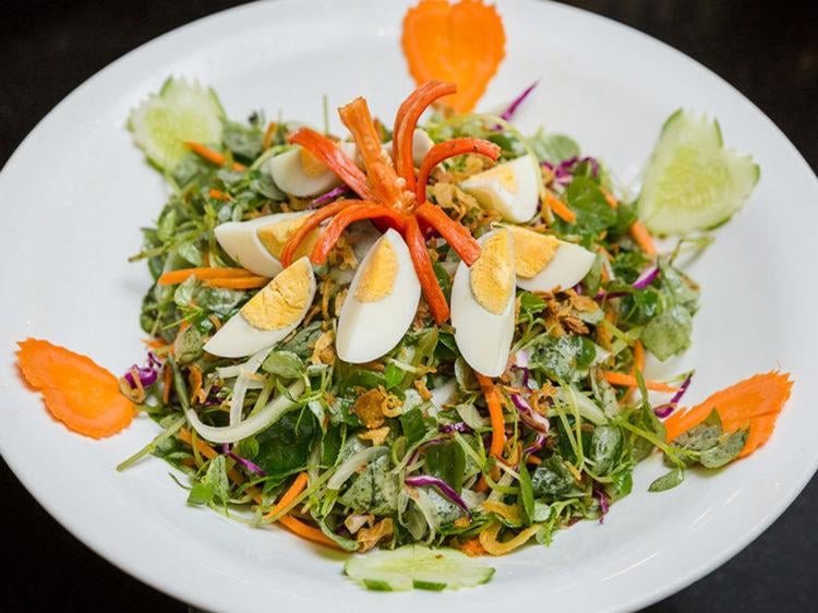 Đĩa rau càng cua trộn trứng luộc đơn giản, đầy dinh dưỡng