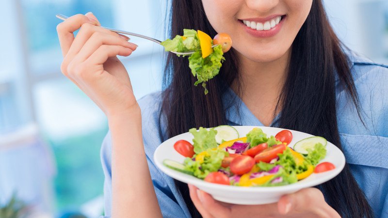 Đĩa rau củ luộc tươi ngon thanh đạm, là nguồn cung cấp đồ chay bao nhiêu calo thấp và dồi dào chất xơ.