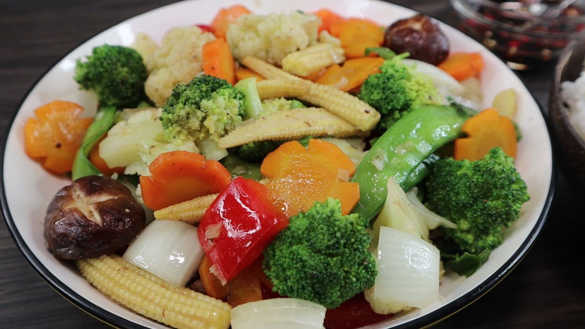Đĩa rau củ xào đa sắc màu giàu dinh dưỡng
