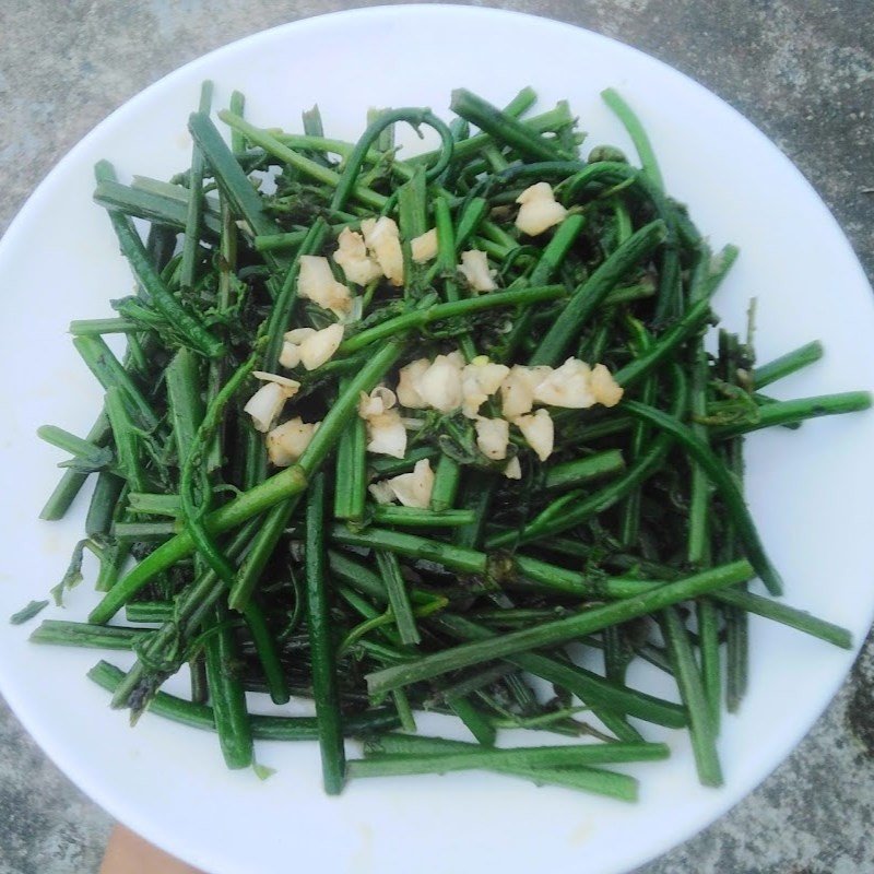 Đĩa rau dớn xào tỏi thơm lừng, xanh mướt