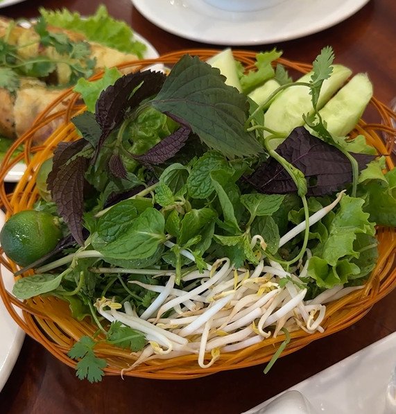 Đĩa rau sống tươi ngon đa dạng gồm xà lách, tía tô, giá đỗ