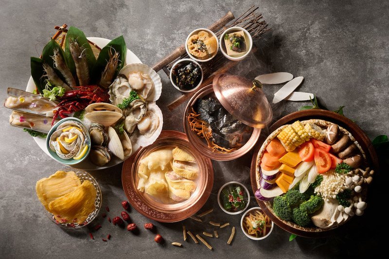 Đĩa rau xanh tươi ngon và nấm chuẩn bị ăn kèm lẩu, gợi ý tăng cường chất xơ khi ăn lẩu
