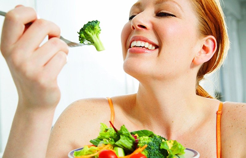 Đĩa rau xanh tươi và dưa chuột ăn kèm bánh mì áp chảo healthy