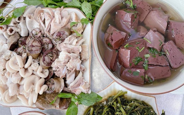 Ruột Khìa Bao Nhiêu Calo? Phân Tích Dinh Dưỡng Chi Tiết Đĩa ruột khìa thơm ngon đậm đà hương vị truyền thống