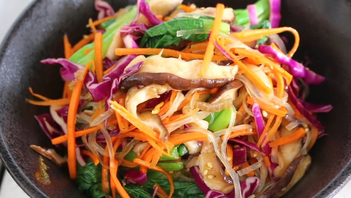 Đĩa salad miến dong trộn rau củ thanh mát, công thức giảm cân hiệu quả
