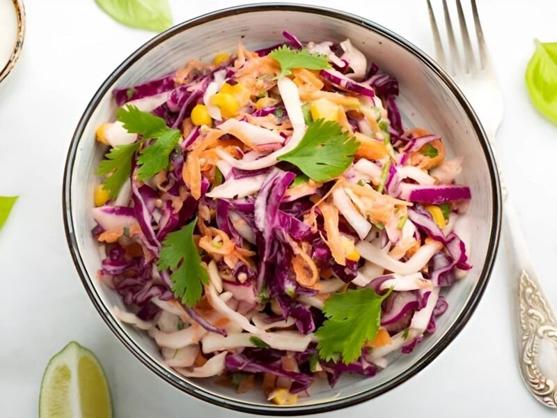 Đĩa salad ức gà bắp cải tím với nhiều rau xanh, phù hợp cho người ăn kiêng