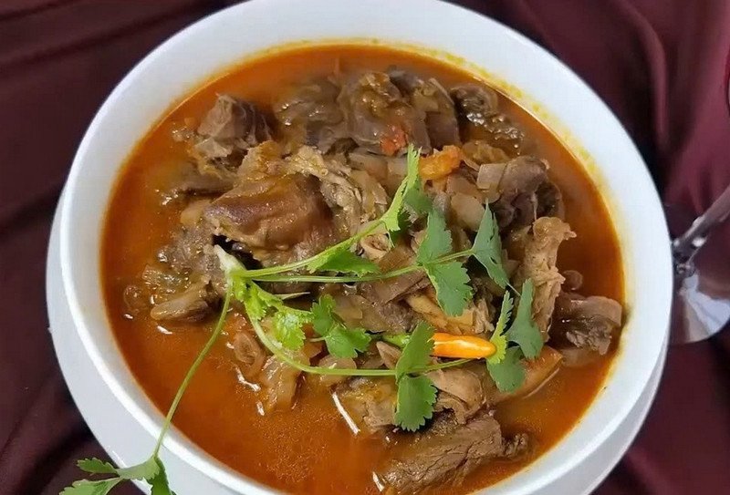 Đĩa sốt vang gân bò nóng hổi sẵn sàng thưởng thức