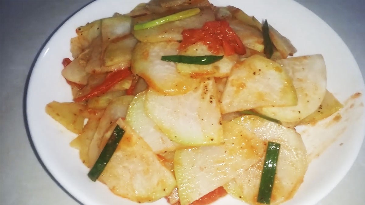 Đĩa su hào xào cà chua giòn ngọt, màu sắc bắt mắt