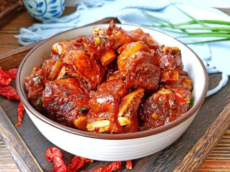 Đĩa sườn bò kho ăn kèm cơm nóng, hấp dẫn mọi bữa ăn