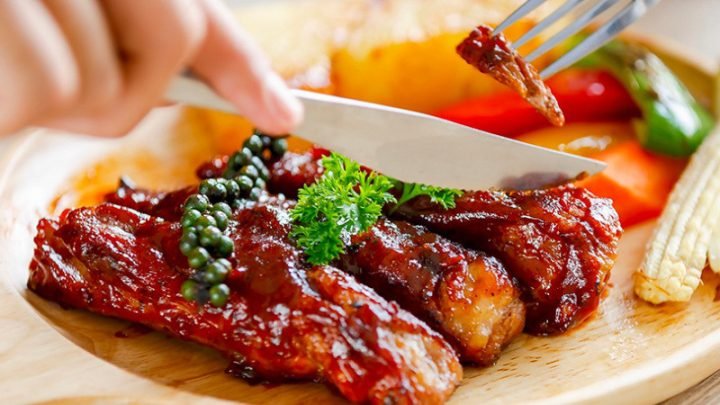 Đĩa sườn nướng thơm ngon, hấp dẫn, cho thấy **1 miếng sườn nướng bao nhiêu calo** cần quan tâm.