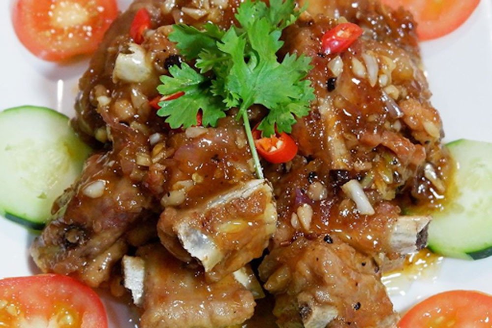 Đĩa sườn xào chua ngọt màu sắc hấp dẫn đã hoàn thành, sẵn sàng thưởng thức