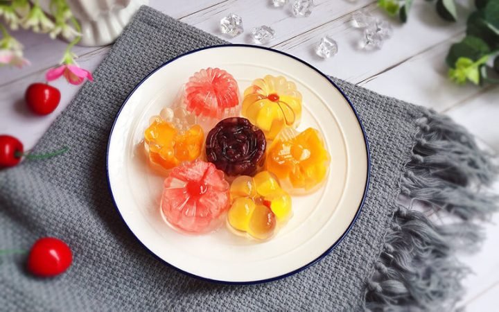 Đĩa thạch rau câu nhiều màu sắc, thể hiện thạch rau câu bao nhiêu calo trong 100g thành phẩm.