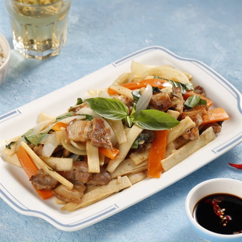 Đĩa thành phẩm củ hũ dừa xào thịt ba chỉ hoàn chỉnh, sẵn sàng thưởng thức