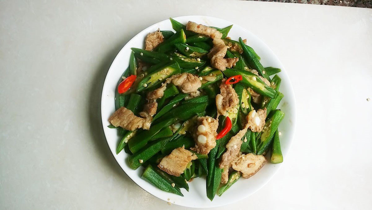 Đĩa thịt bò xào đậu bắp nóng hổi, trình bày đẹp mắt sẵn sàng thưởng thức