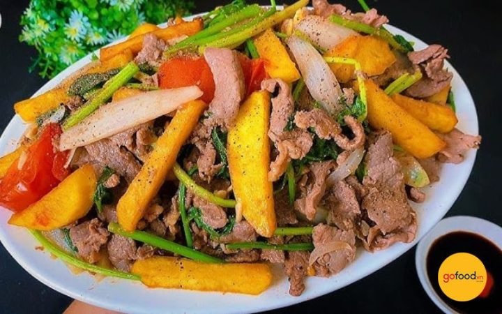 Đĩa thịt bò xào khoai tây chiên vàng giòn thơm ngon
