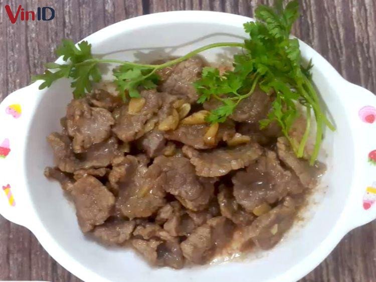 Đĩa thịt bò xào tỏi đã hoàn thành, thơm ngon và hấp dẫn
