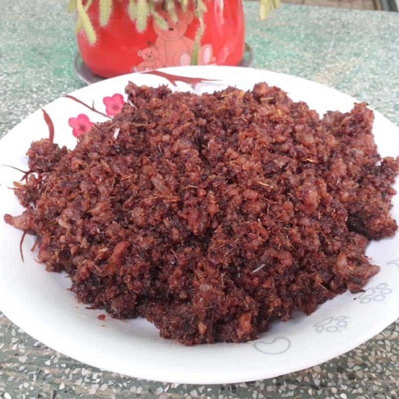 Đĩa thịt chưng mắm ruốc nóng hổi, thơm ngon, màu sắc hấp dẫn sẵn sàng thưởng thức