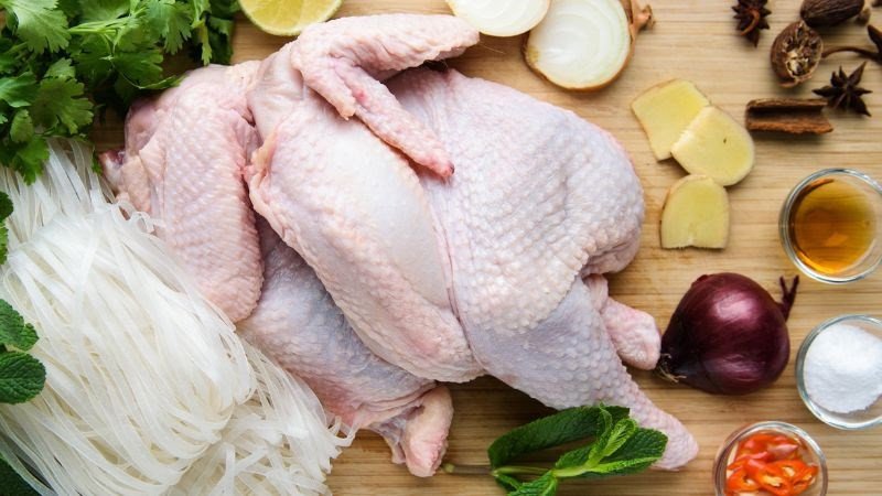 Đĩa thịt gà tươi sống với rau thơm và gia vị