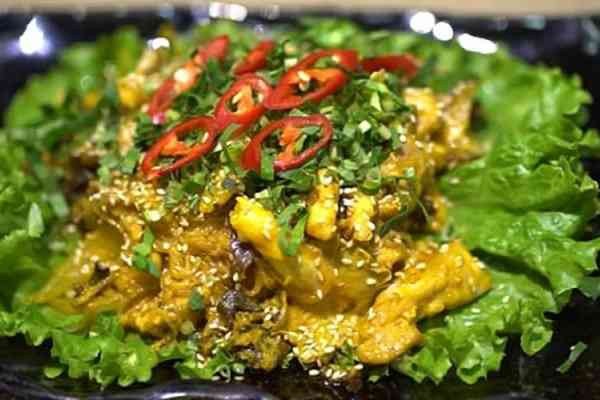Đĩa thịt gà xào lăn màu vàng óng, rắc đậu phộng rang giòn thơm ngon