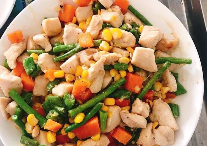 Đĩa thịt gà xào rau củ hạt lựu tươi ngon