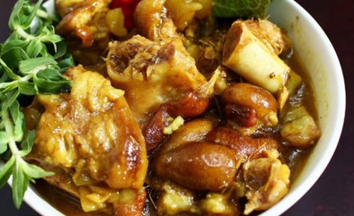 Đĩa thịt giả cầy nóng hổi ăn kèm bún và rau sống