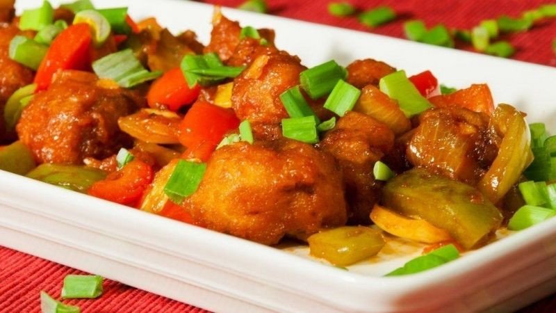 Đĩa thịt heo xào chua ngọt hấp dẫn, màu sắc bắt mắt, món ăn kèm cơm tuyệt hảo