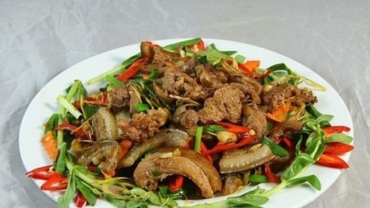 Đĩa thịt heo xào lăn thơm lừng, đậm vị, trình bày hấp dẫn