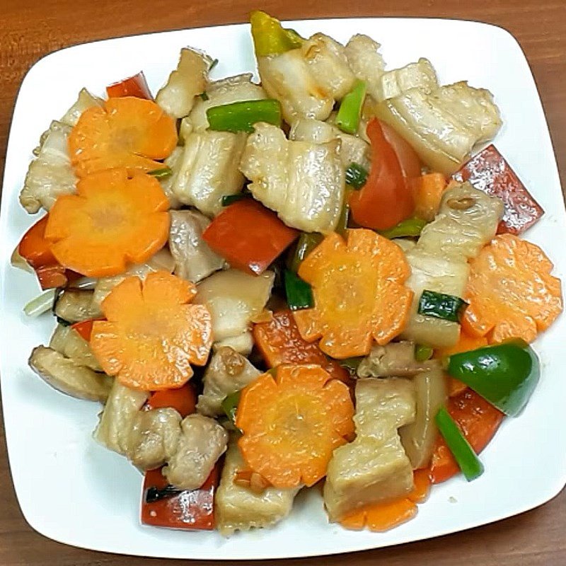 Đĩa thịt heo xào ớt chuông cà rốt với màu sắc hài hòa, hấp dẫn.