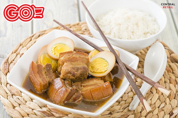 Đĩa thịt kho trứng vàng óng, thơm ngon, sẵn sàng để thưởng thức cùng cơm nóng