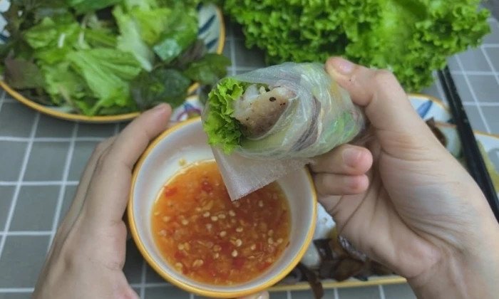 Đĩa thịt ngựa hấp cuốn bánh tráng cùng rau sống tươi mát