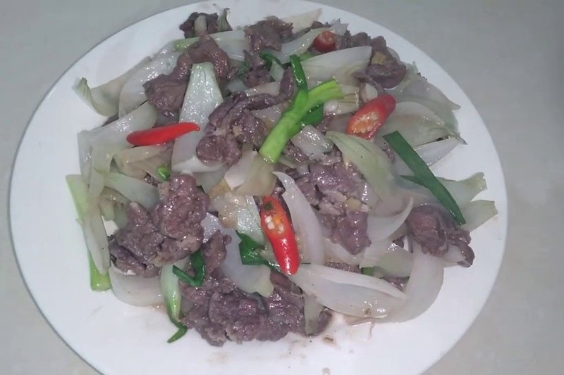 Đĩa thịt ngựa xào hành tây nóng hổi thơm ngon
