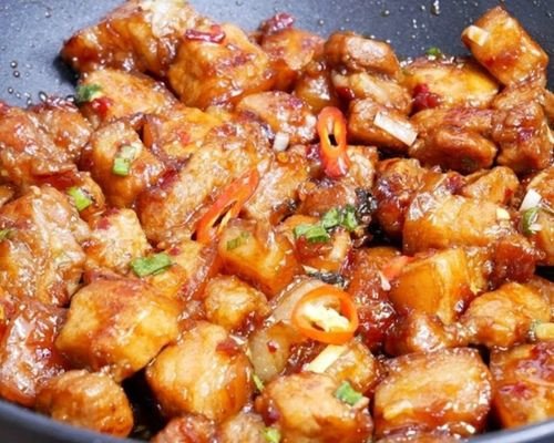 Đĩa thịt rang cháy cạnh chua ngọt hấp dẫn