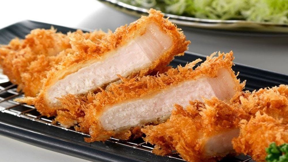 Đĩa thịt tẩm bột chiên giòn vàng ươm hấp dẫn sau khi hoàn thành