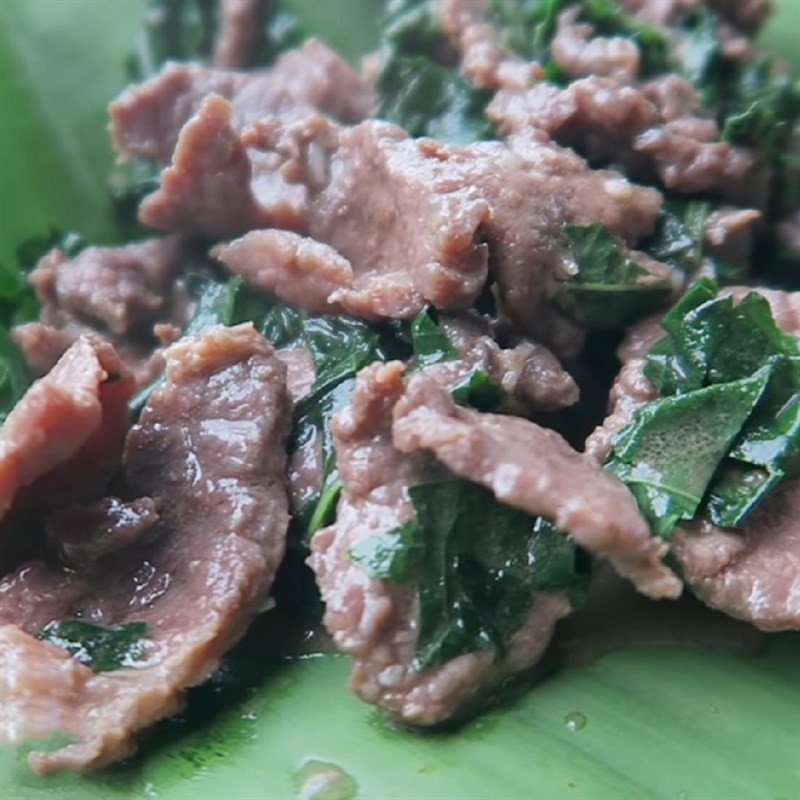 Đĩa thịt trâu xào lá lốt nóng hổi, thơm lừng