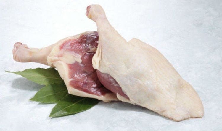 Đĩa thịt vịt đã thái lát, minh họa lượng calo trong món vịt xào gừng