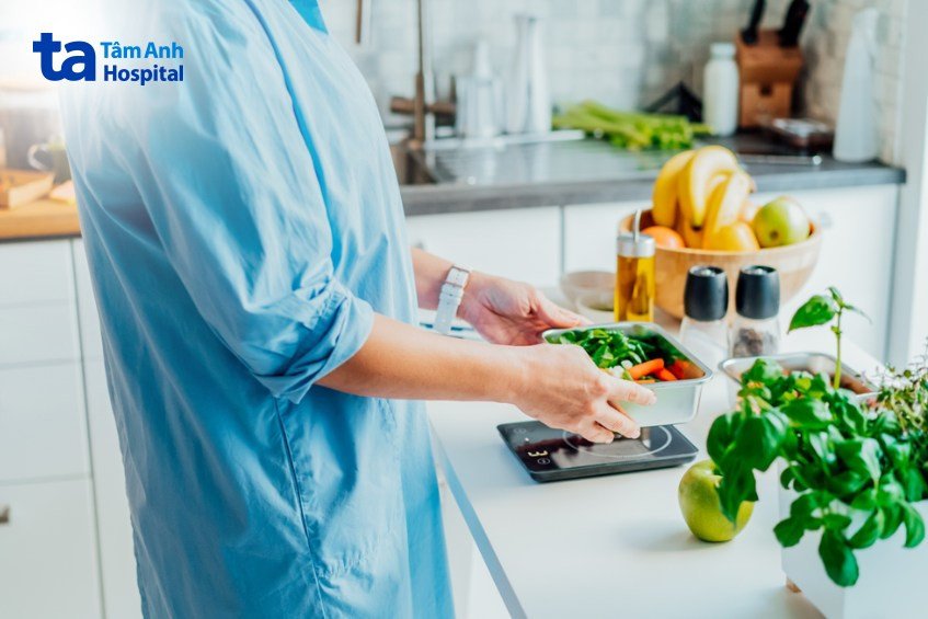 Đĩa thức ăn cân bằng dinh dưỡng, biểu thị việc nạp cần bao nhiêu calo một ngày một cách khoa học cho sức khỏe.