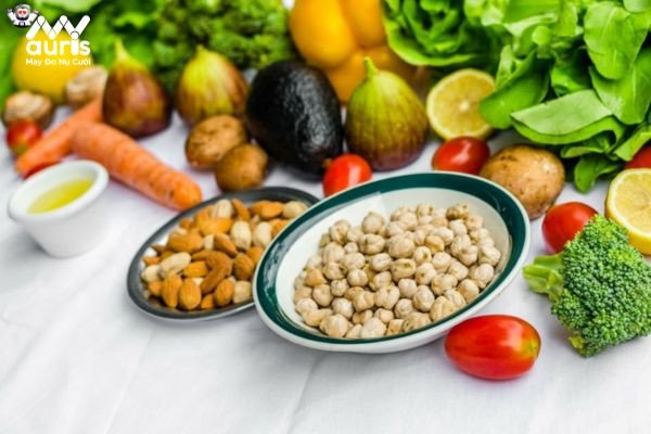 Đĩa thức ăn đa dạng dinh dưỡng quan trọng cho nhu cầu calo của cơ thể.