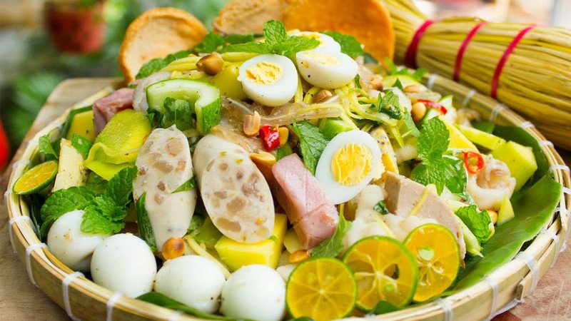 Đĩa tré trộn nhiều rau thơm, dưa leo tươi ngon, minh họa lợi ích dinh dưỡng và calo hợp lý