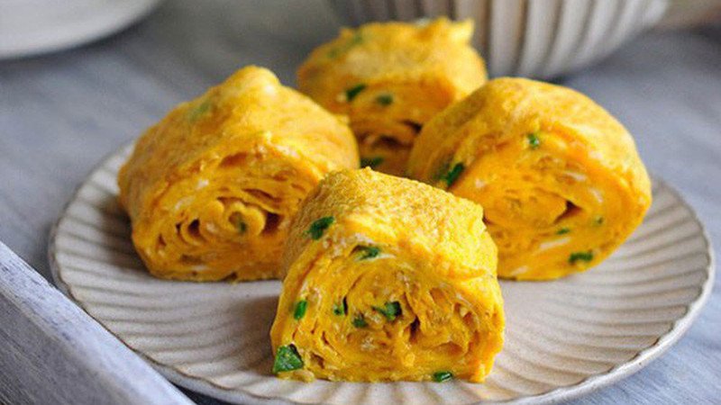 Đĩa trứng rán vàng ươm bên cạnh các loại rau củ, minh họa cho món 3 quả trứng rán và lượng calo cần biết