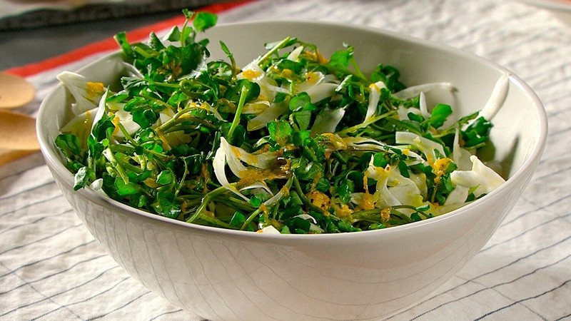 Đĩa xà lách xoong xào tỏi xanh mướt, thơm ngon, là món ăn đơn giản mà bổ dưỡng, phù hợp với chế độ ăn kiêng