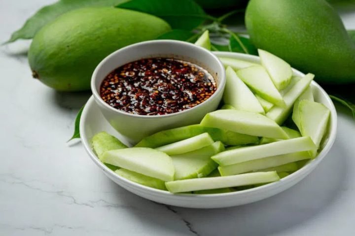 Đĩa xoài xanh thái lát tươi ngon minh họa hàm lượng 100gr xoài xanh bao nhiêu calo