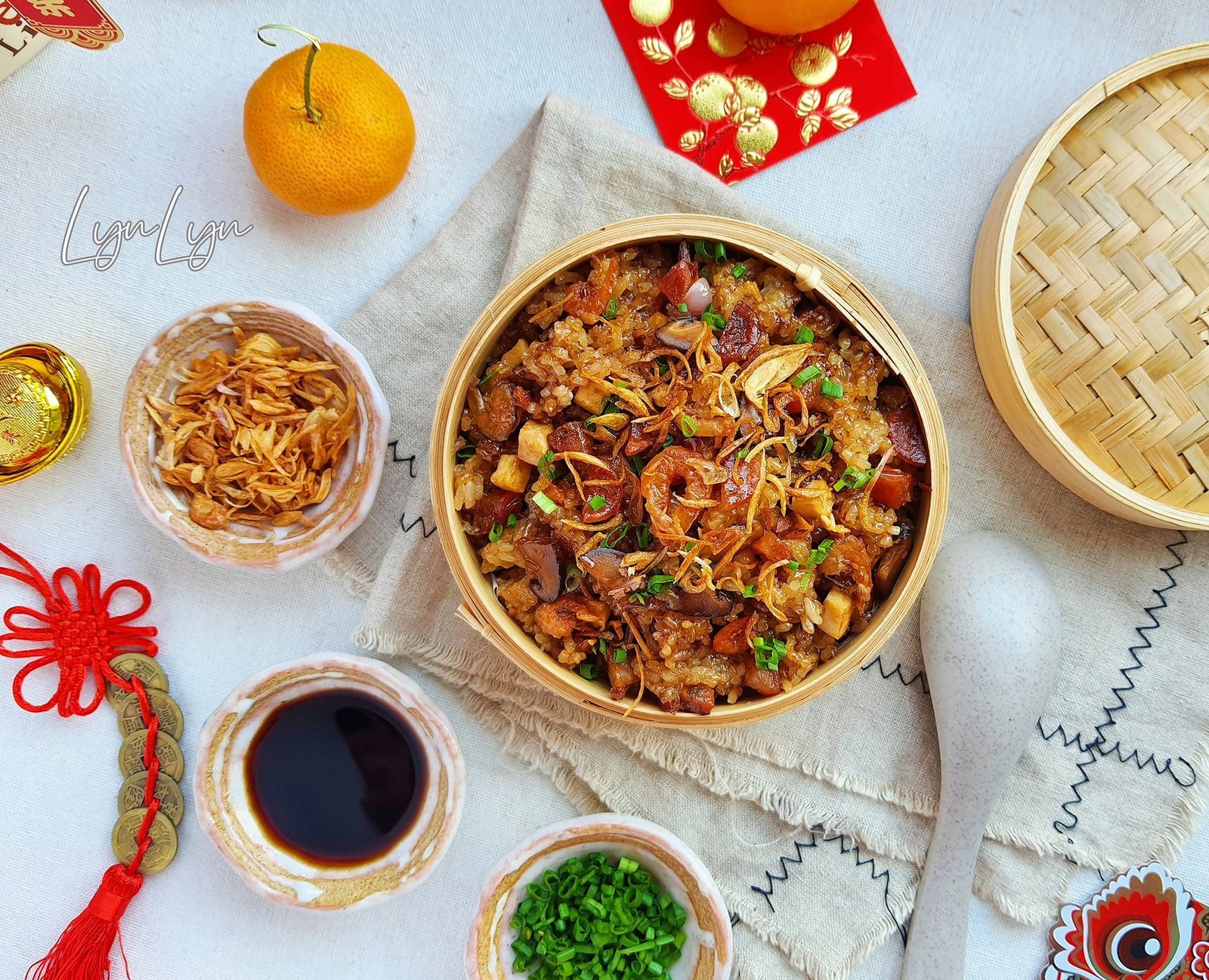 Đĩa xôi bát bửu mặn đầy đặn với đa dạng topping hấp dẫn
