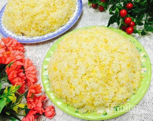 Đĩa xôi đậu xanh thành phẩm với màu vàng ươm đẹp mắt