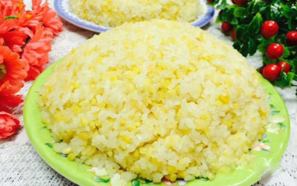 Đĩa xôi đậu xanh thơm ngon, dẻo bùi chuẩn vị, chế biến theo cách nấu xôi đậu xanh không cần ngâm tiện lợi.