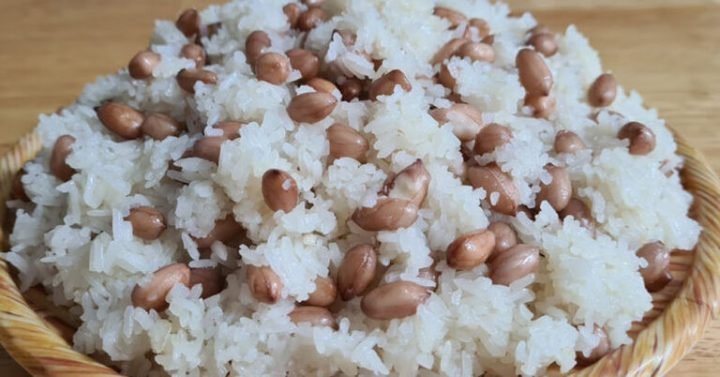 Đĩa xôi đậu xanh và xôi lạc với độ calo khác nhau