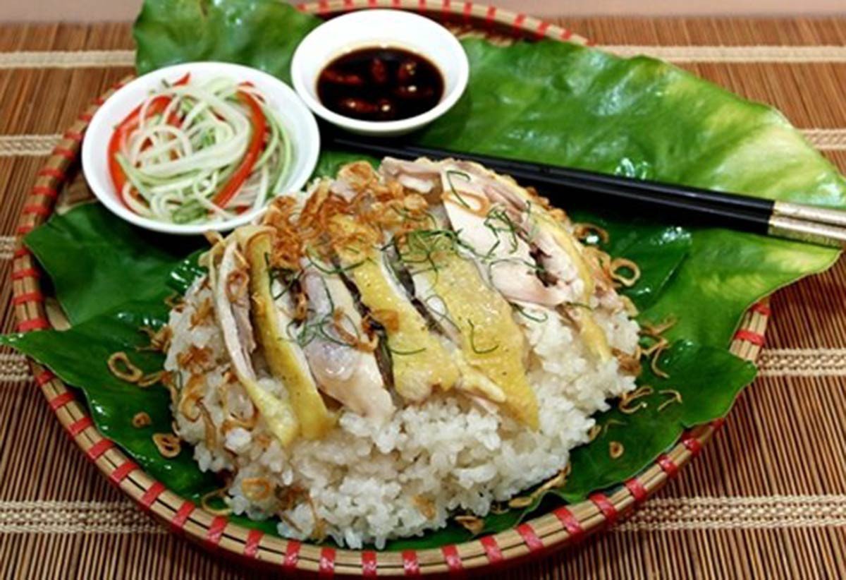 Đĩa xôi gà miền Bắc nóng hổi, dẻo thơm với thịt gà luộc vàng ươm