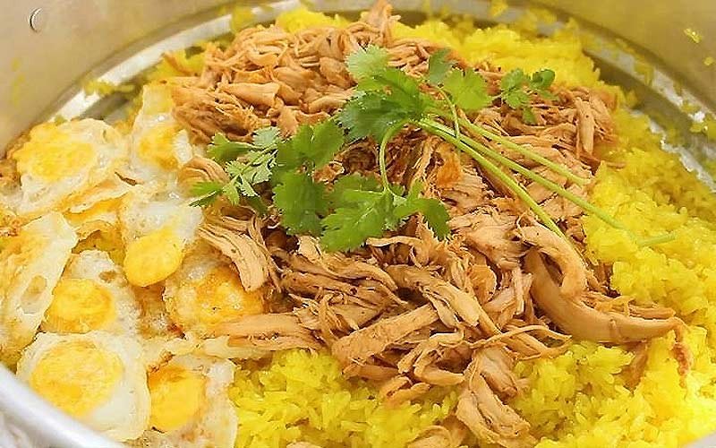 Đĩa xôi gà mỡ hành nước cốt dừa vàng óng