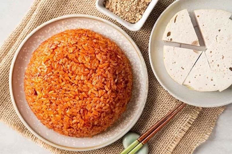 Đĩa xôi gấc nước cốt dừa thành phẩm dẻo thơm, trang trí đẹp mắt