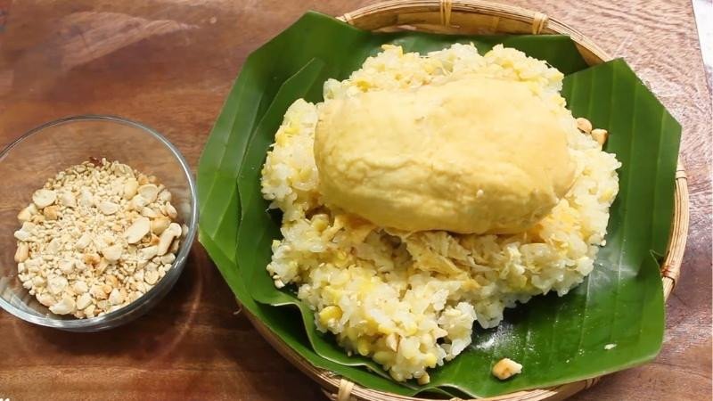 Đĩa xôi sầu riêng với múi sầu riêng nguyên vẹn đặt trên xôi, hấp dẫn thị giác