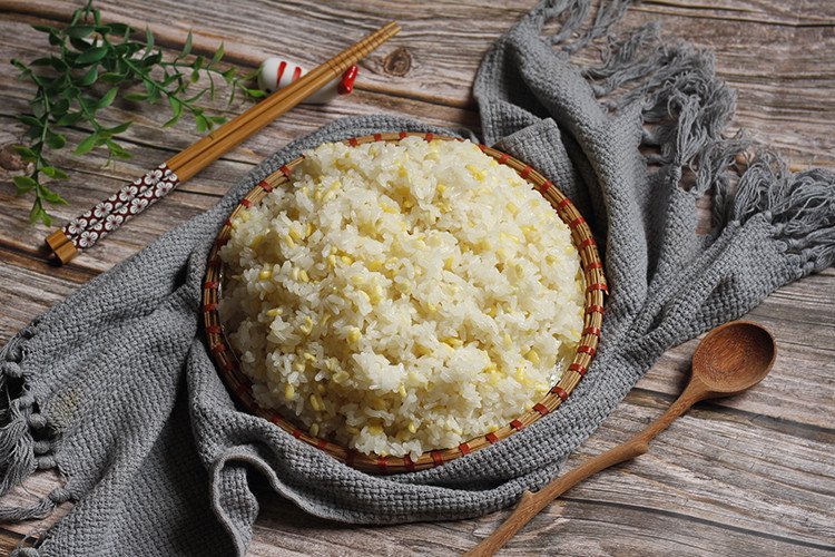 Đĩa xôi trắng thành phẩm thơm dẻo, hạt căng bóng sau khi nấu bằng nồi cơm điện